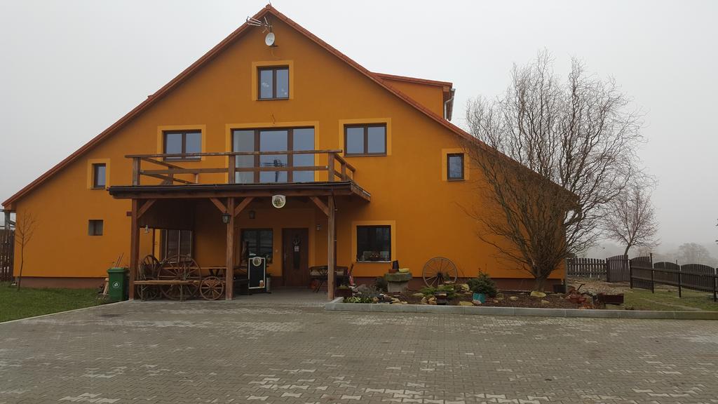 Hotel Penzion Eqilon Mělník Exterior foto